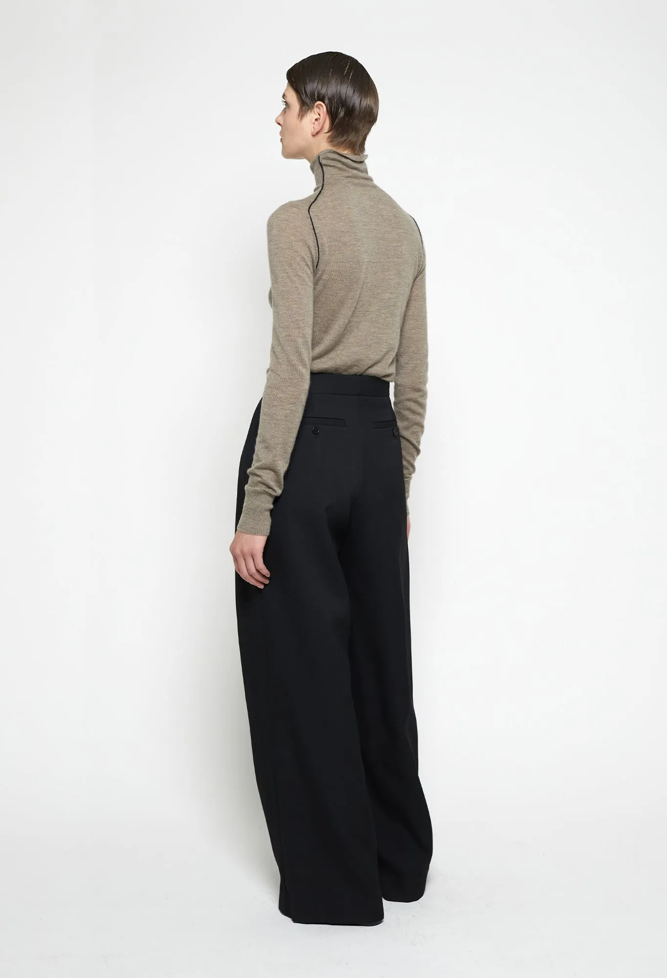 WARA - 16gg Cashmere Turtleneck Sweater in Taupe and Black