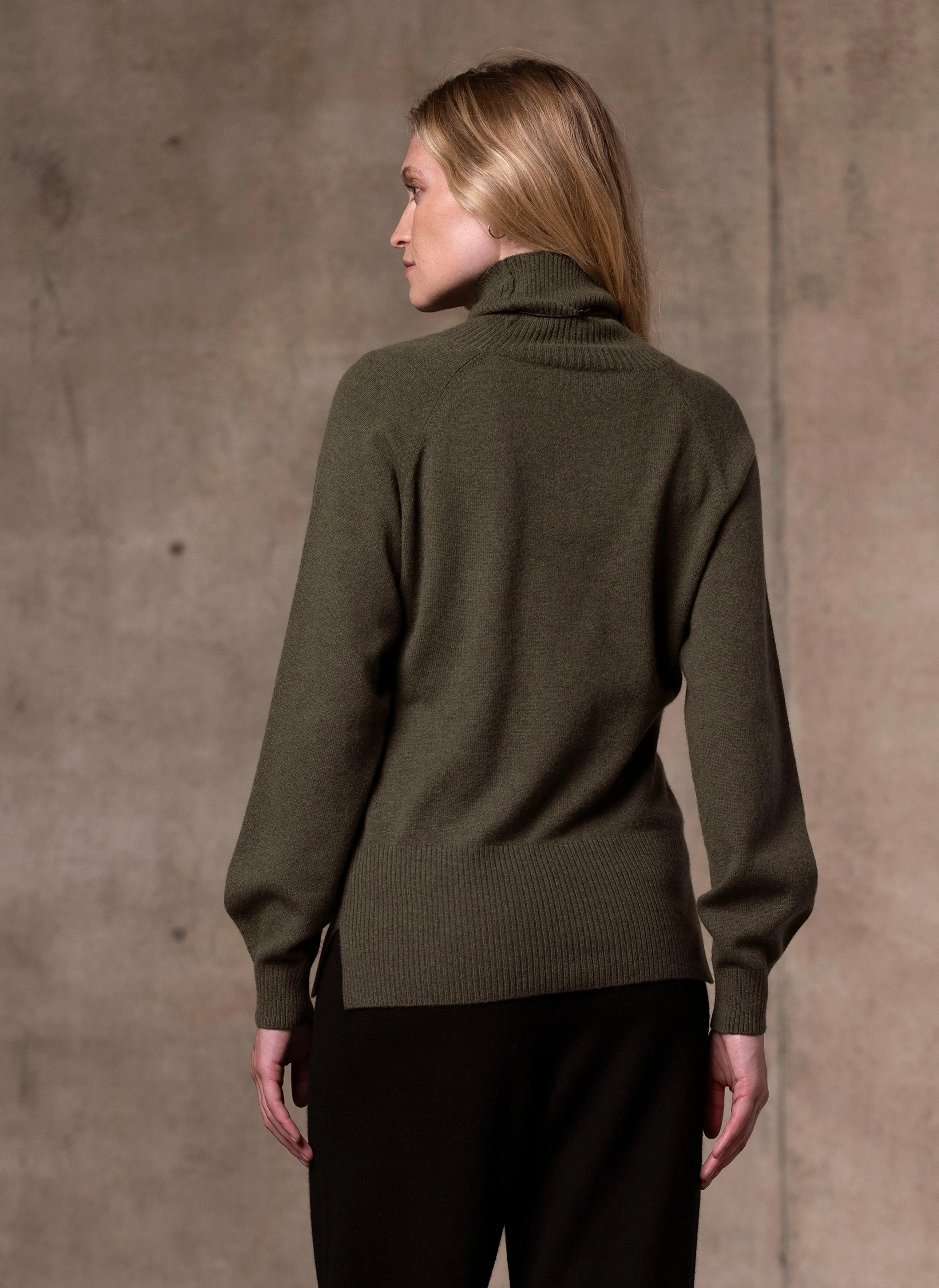 Women's Cinzia Turtle Neck Cashmere Sweater in Olive