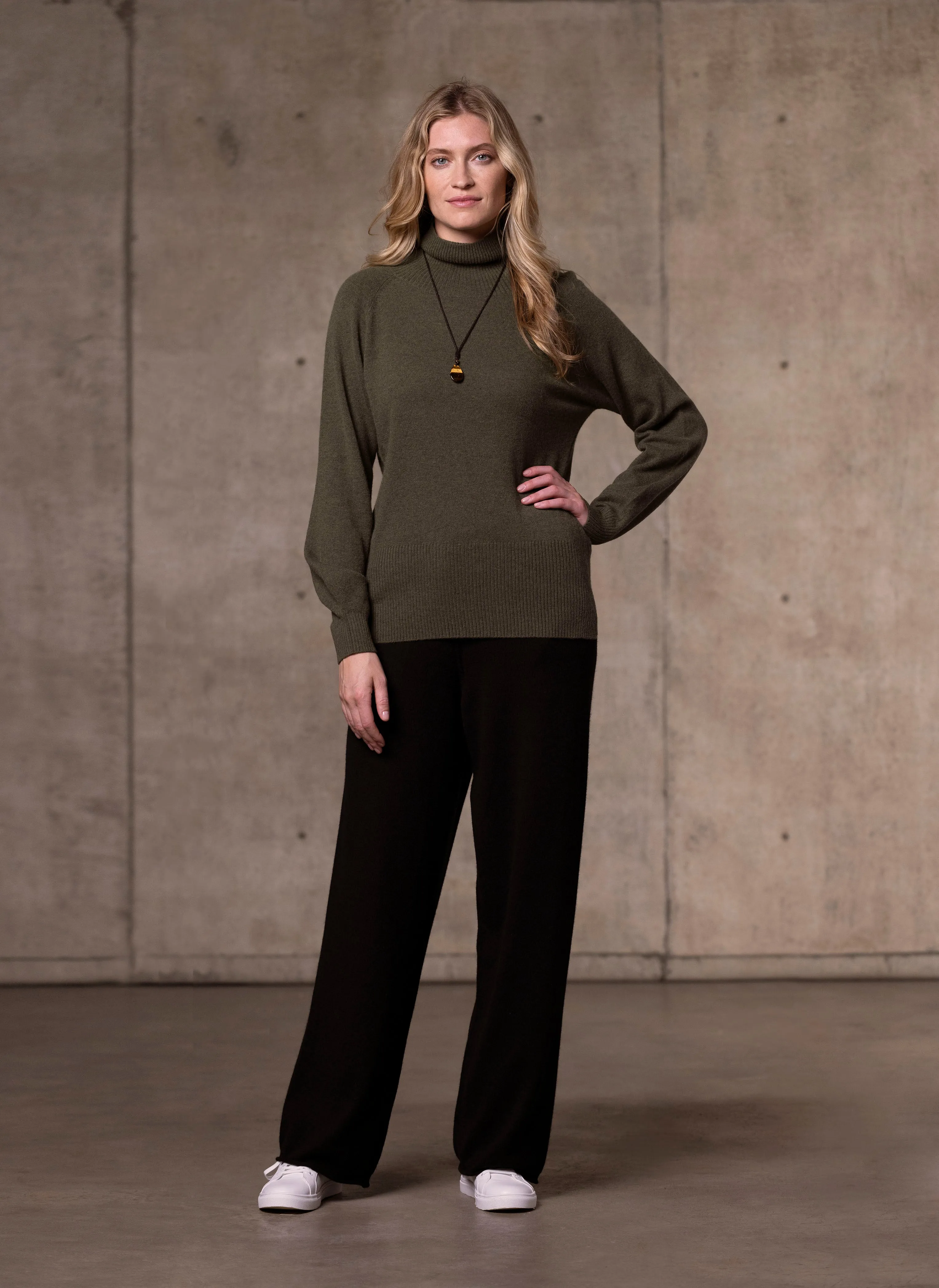 Women's Cinzia Turtle Neck Cashmere Sweater in Olive