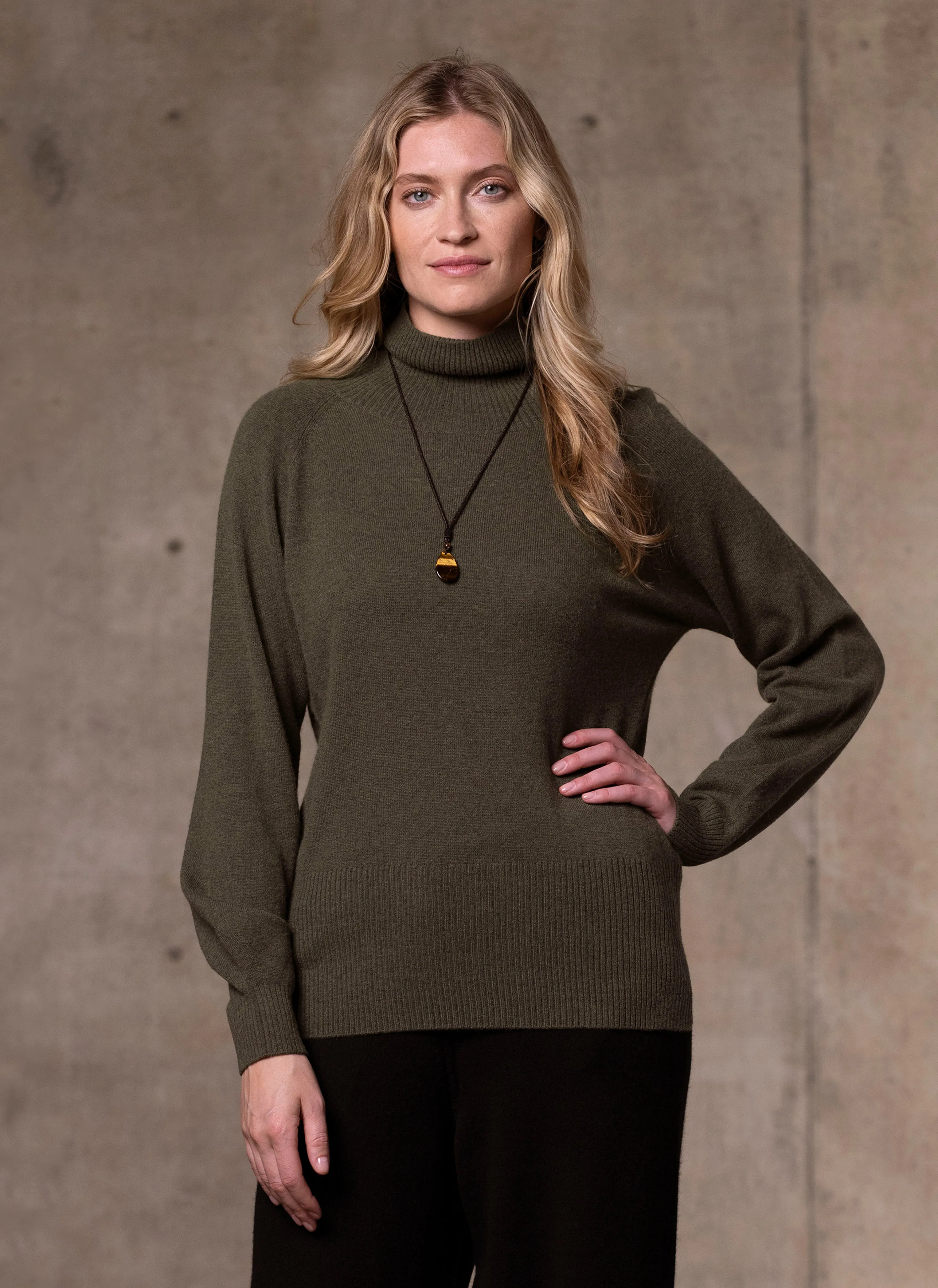 Women's Cinzia Turtle Neck Cashmere Sweater in Olive